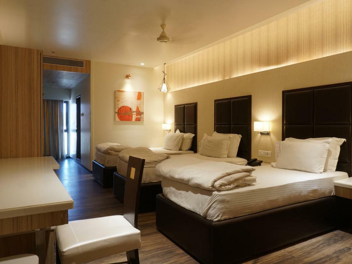 Palette Four Seasons Recreation Resort Jalgaon Bagian luar foto