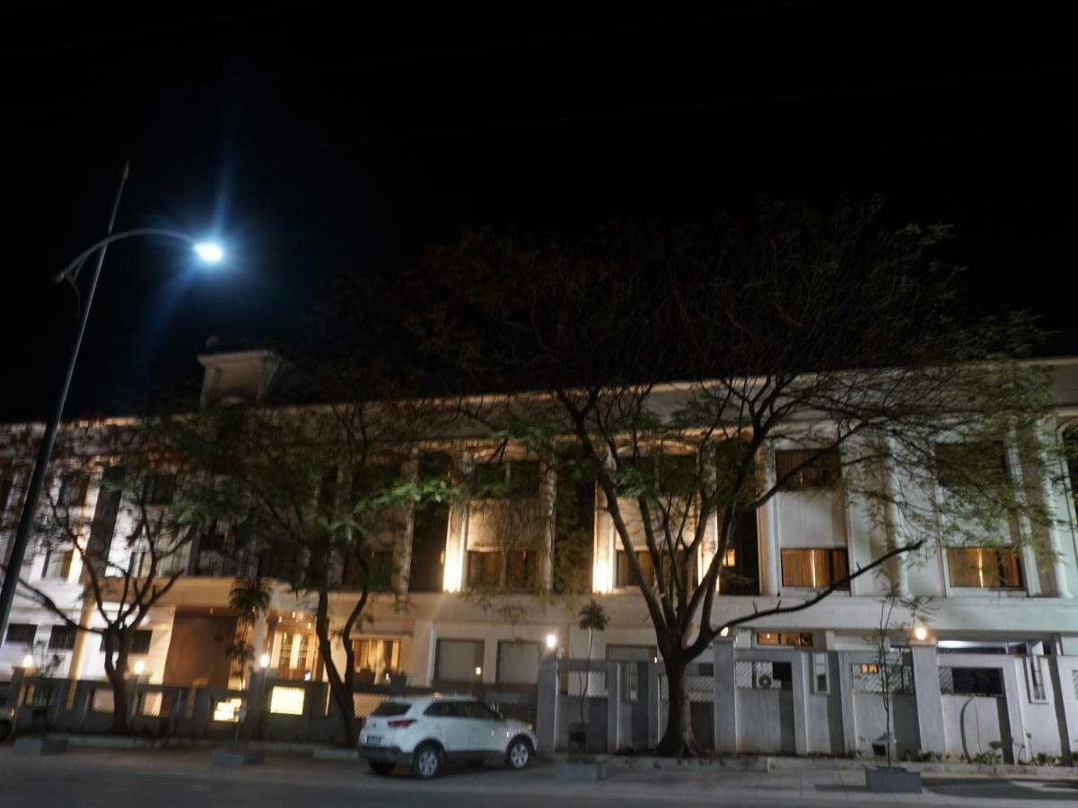 Palette Four Seasons Recreation Resort Jalgaon Bagian luar foto