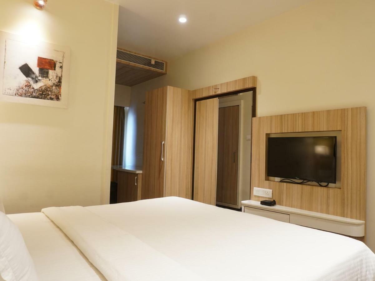 Palette Four Seasons Recreation Resort Jalgaon Bagian luar foto
