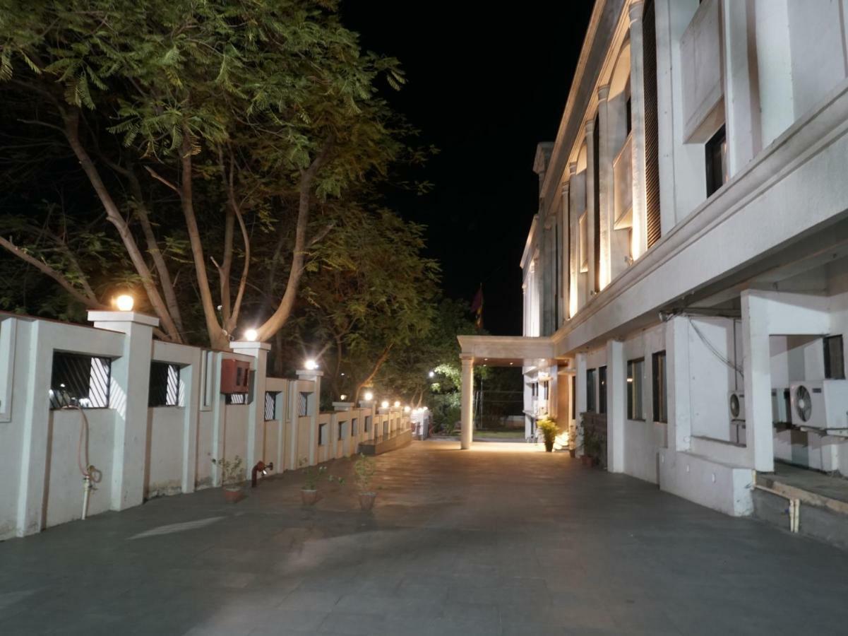 Palette Four Seasons Recreation Resort Jalgaon Bagian luar foto
