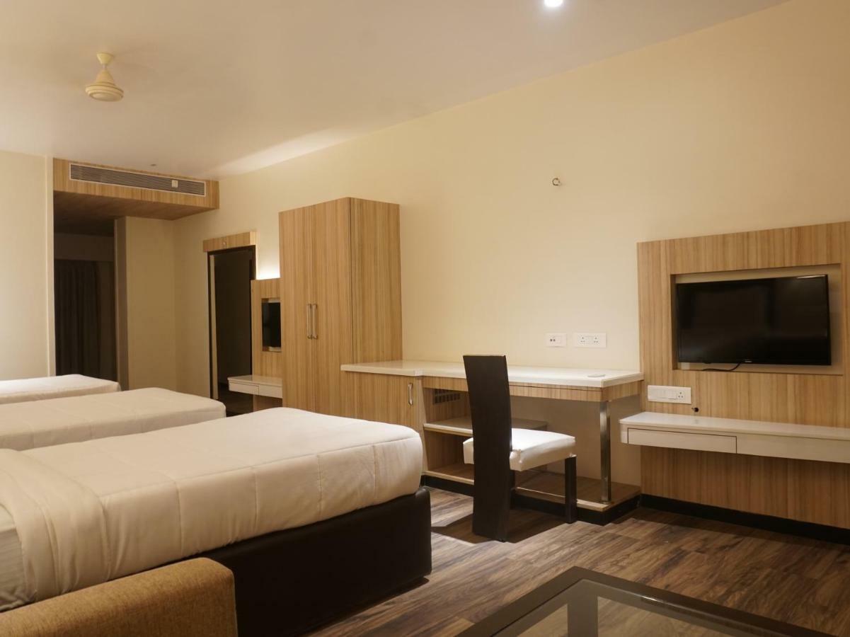Palette Four Seasons Recreation Resort Jalgaon Bagian luar foto
