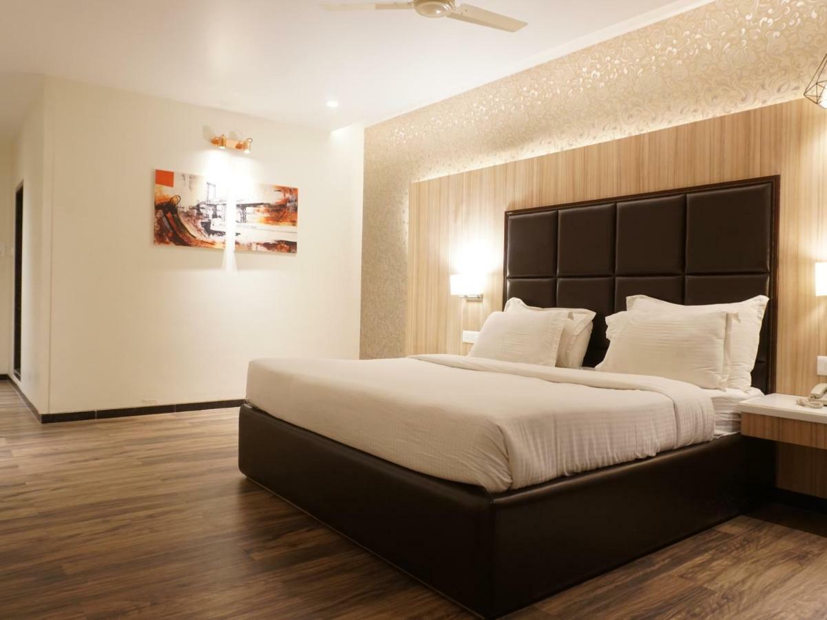 Palette Four Seasons Recreation Resort Jalgaon Bagian luar foto