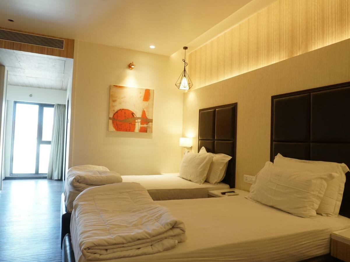 Palette Four Seasons Recreation Resort Jalgaon Bagian luar foto