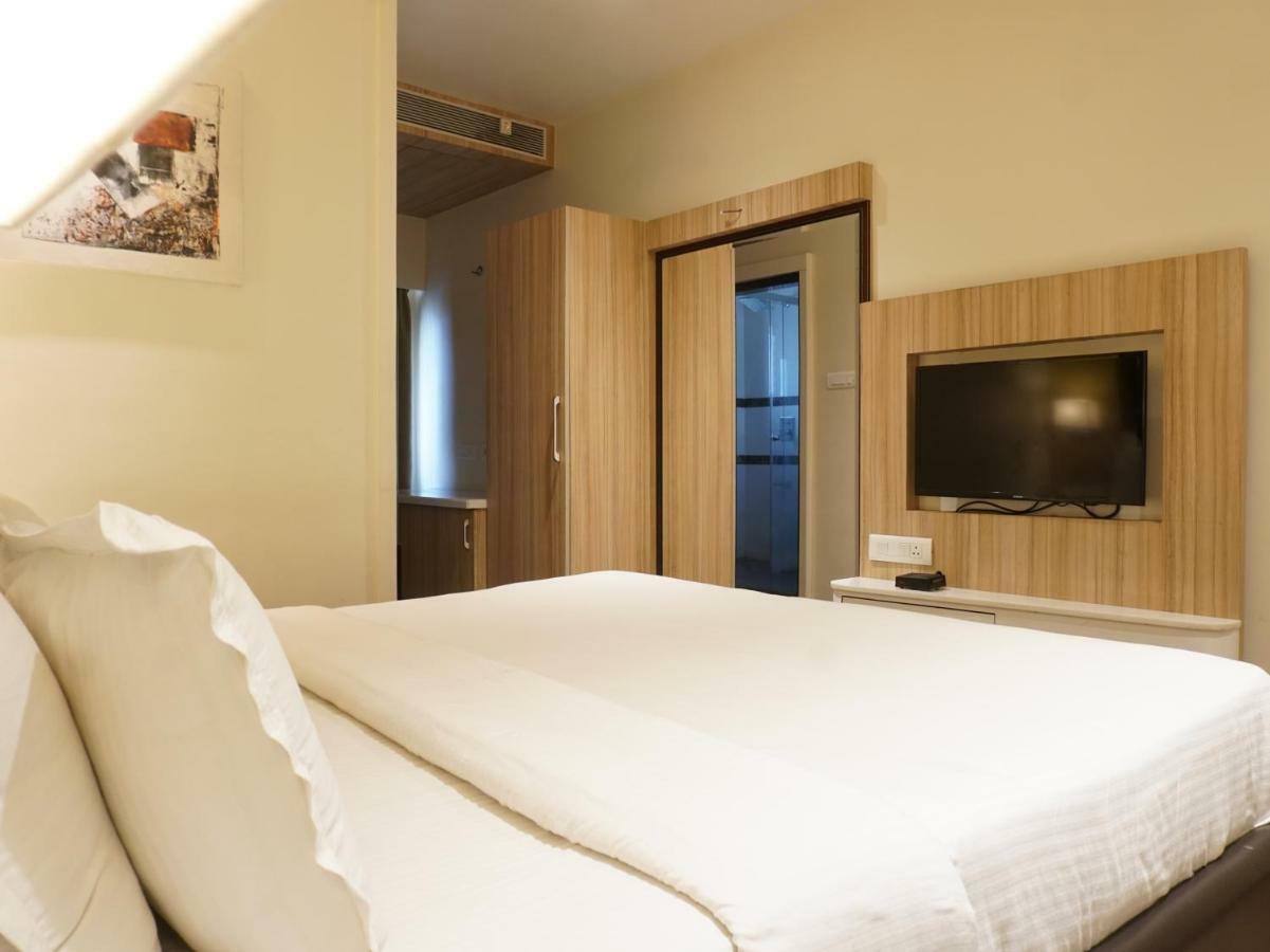 Palette Four Seasons Recreation Resort Jalgaon Bagian luar foto