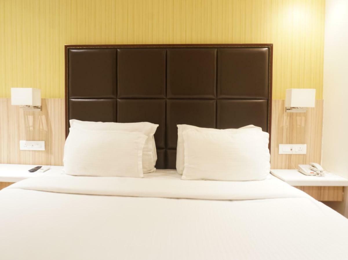Palette Four Seasons Recreation Resort Jalgaon Bagian luar foto