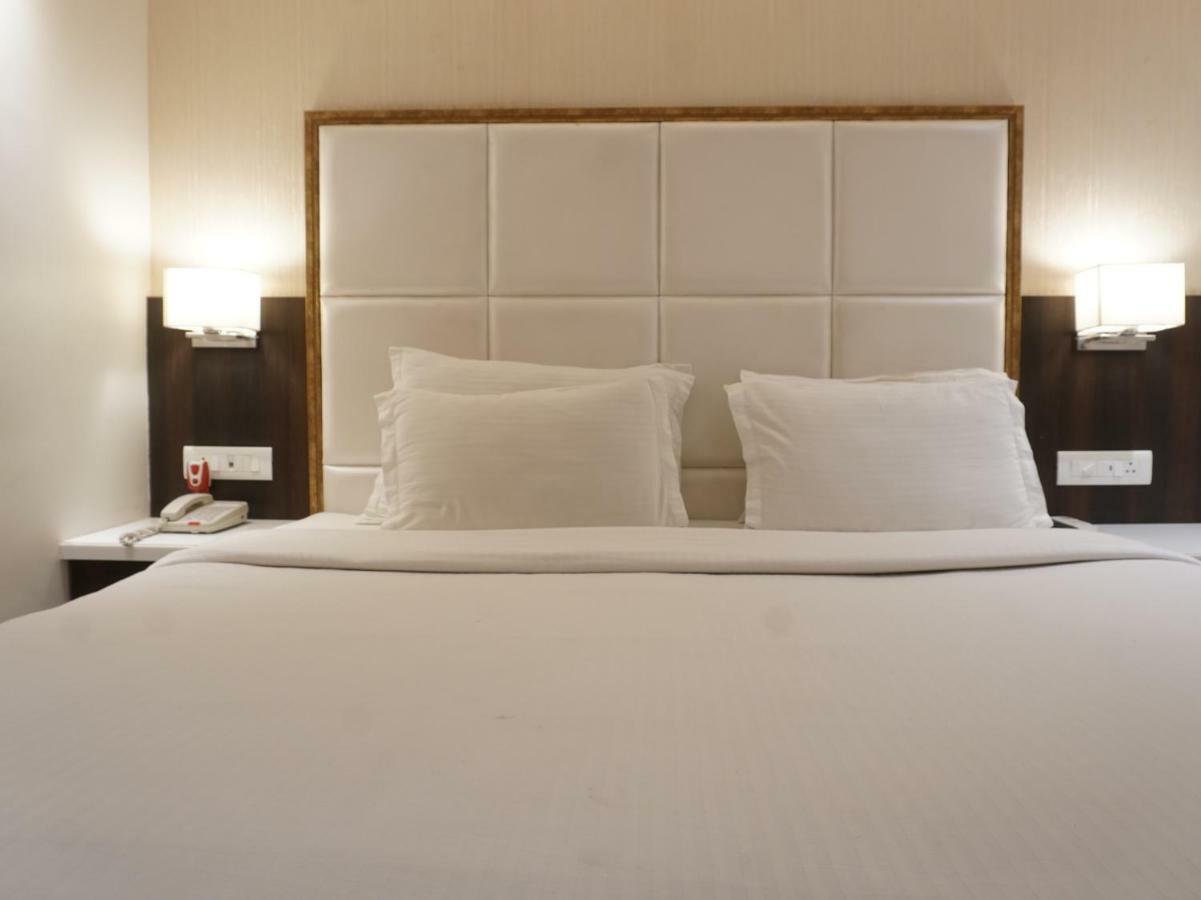Palette Four Seasons Recreation Resort Jalgaon Bagian luar foto