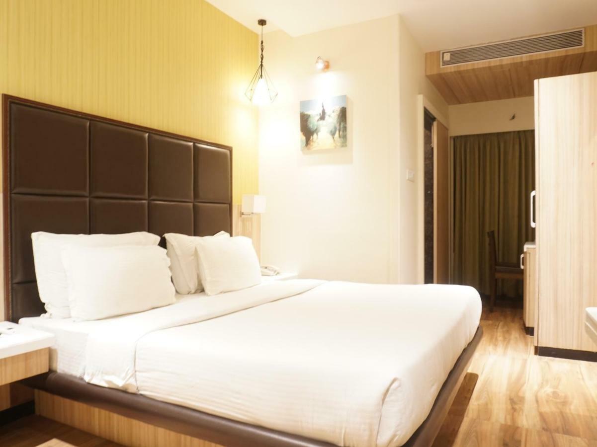 Palette Four Seasons Recreation Resort Jalgaon Bagian luar foto