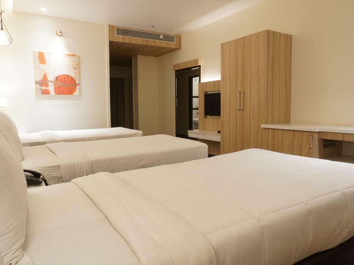 Palette Four Seasons Recreation Resort Jalgaon Bagian luar foto