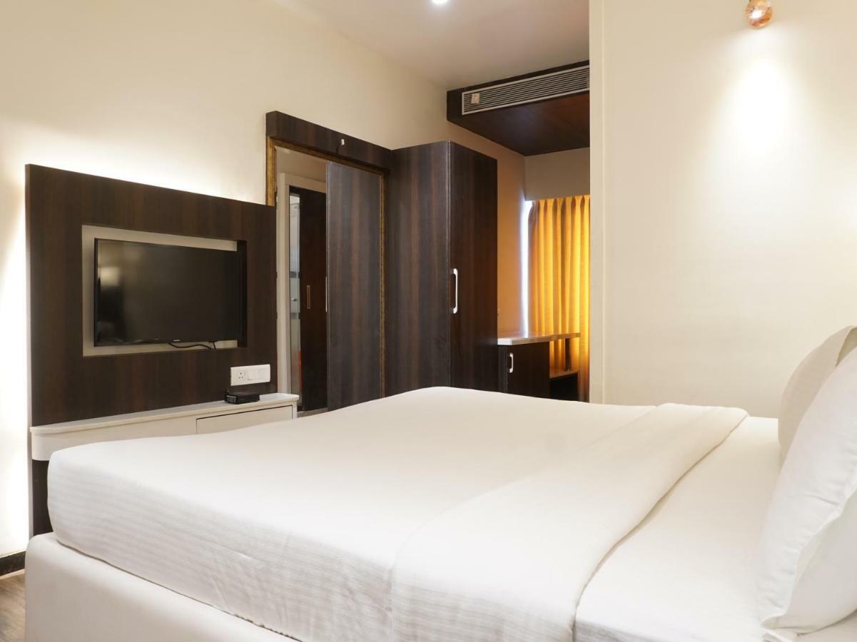 Palette Four Seasons Recreation Resort Jalgaon Bagian luar foto