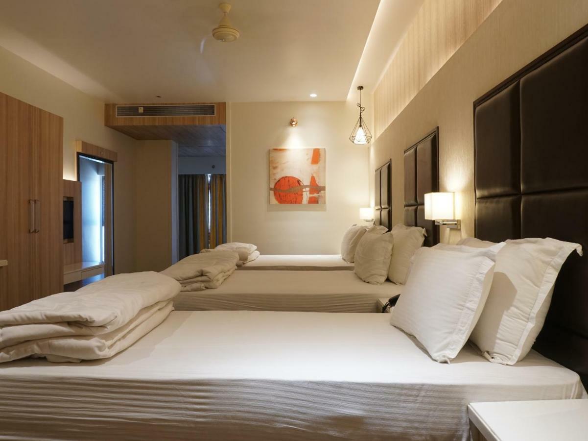 Palette Four Seasons Recreation Resort Jalgaon Bagian luar foto