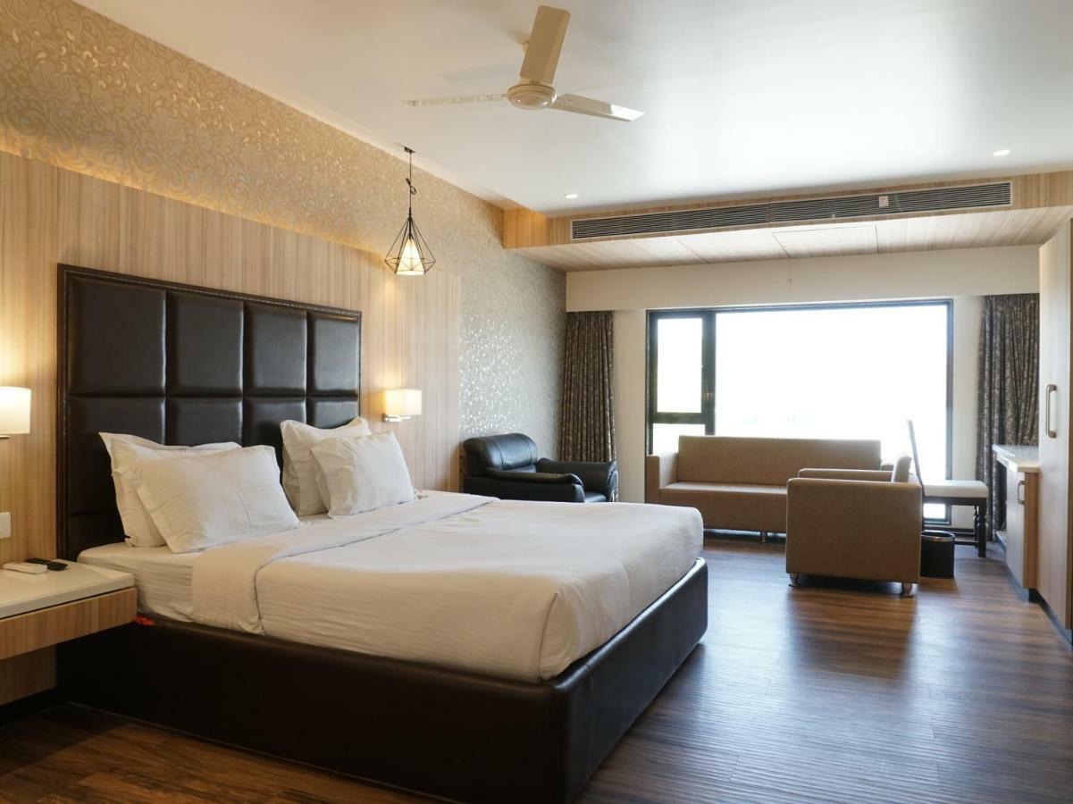 Palette Four Seasons Recreation Resort Jalgaon Bagian luar foto