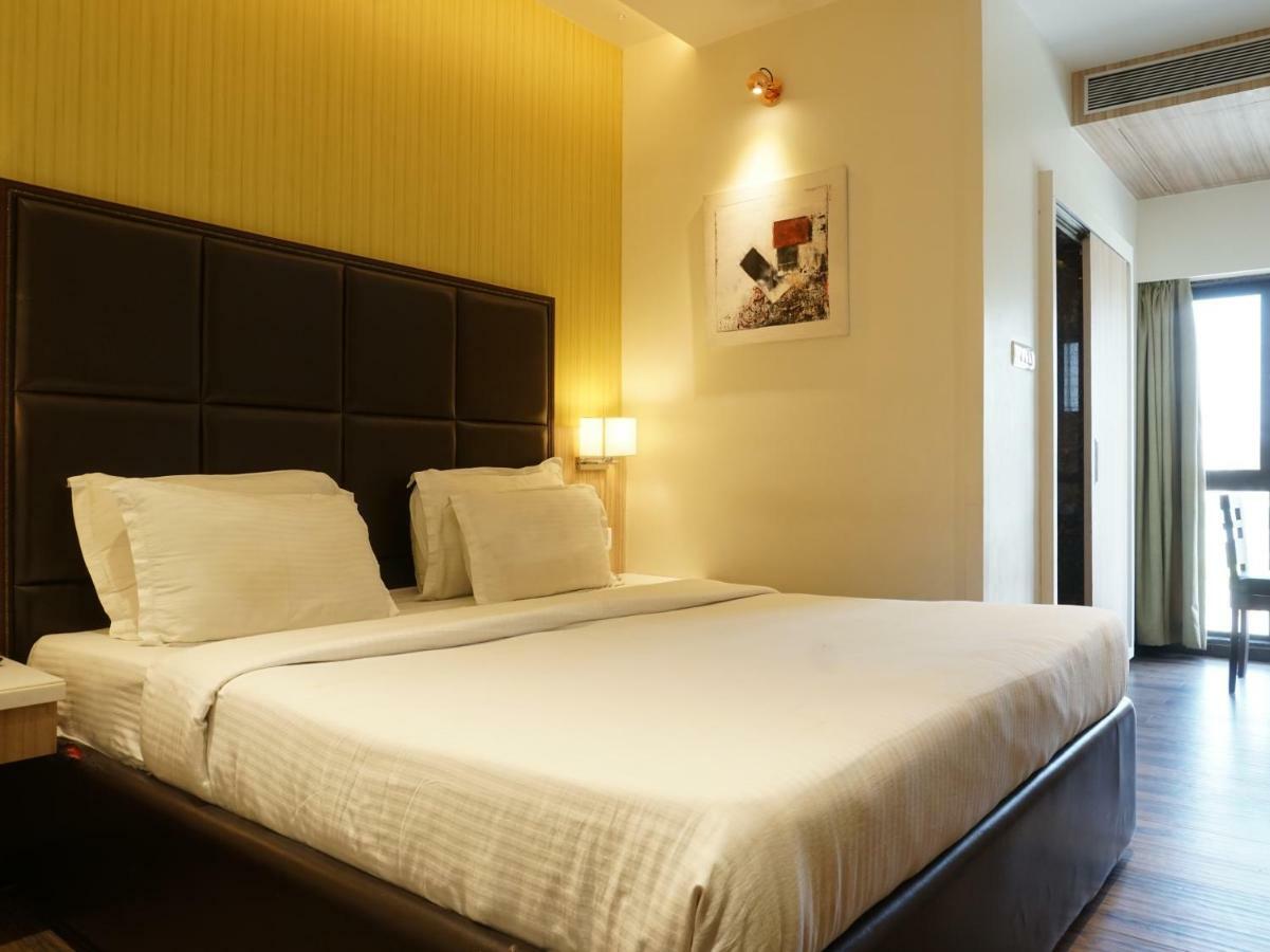 Palette Four Seasons Recreation Resort Jalgaon Bagian luar foto