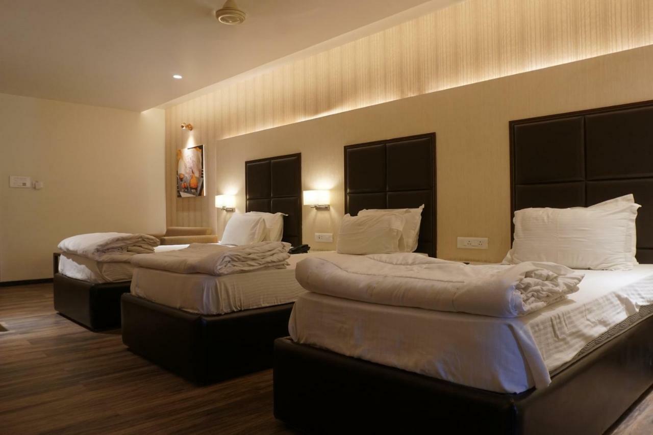 Palette Four Seasons Recreation Resort Jalgaon Bagian luar foto
