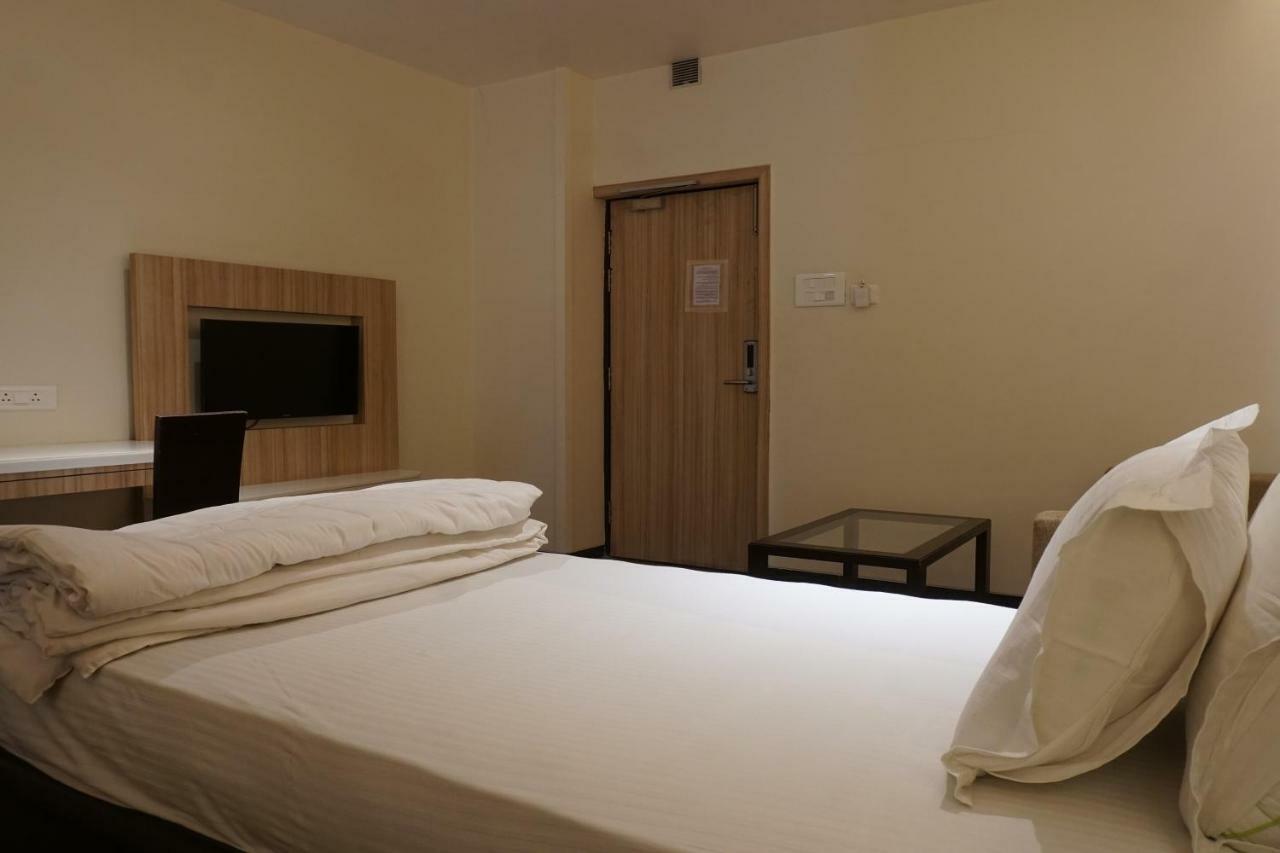 Palette Four Seasons Recreation Resort Jalgaon Bagian luar foto