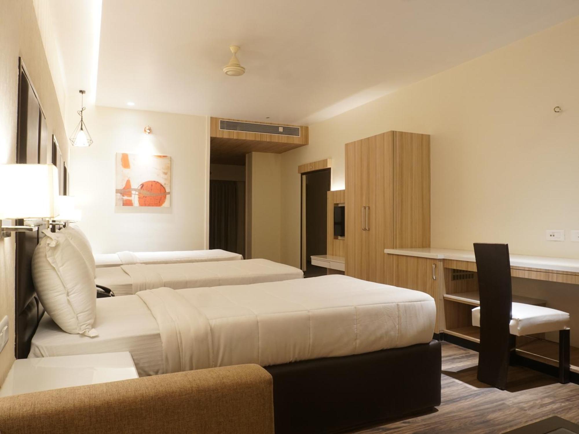Palette Four Seasons Recreation Resort Jalgaon Bagian luar foto