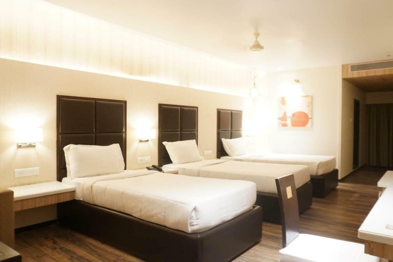 Palette Four Seasons Recreation Resort Jalgaon Bagian luar foto