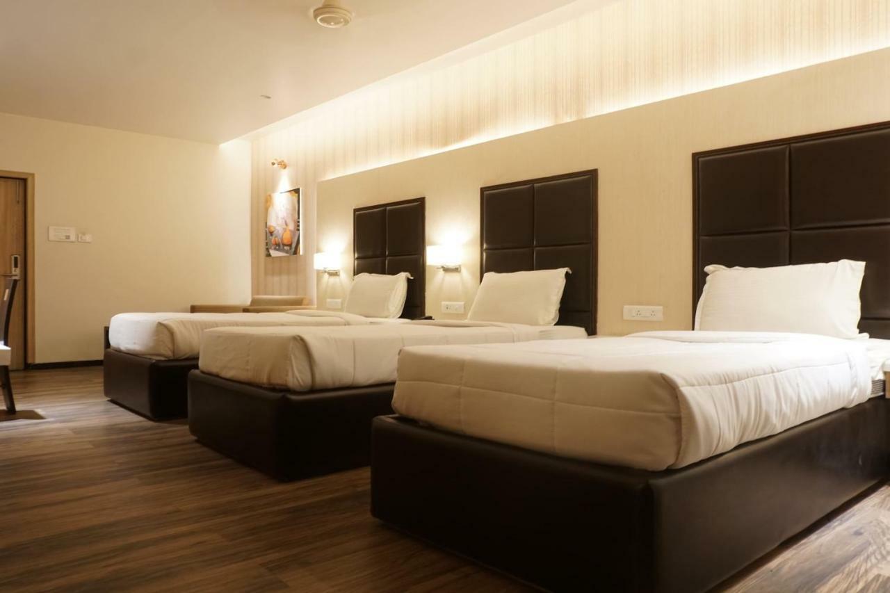 Palette Four Seasons Recreation Resort Jalgaon Bagian luar foto